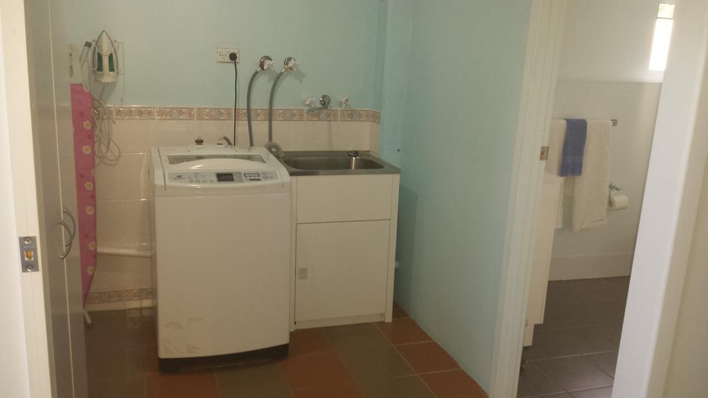 Studio Apartment With Seaview Airlie Beach Bilik gambar